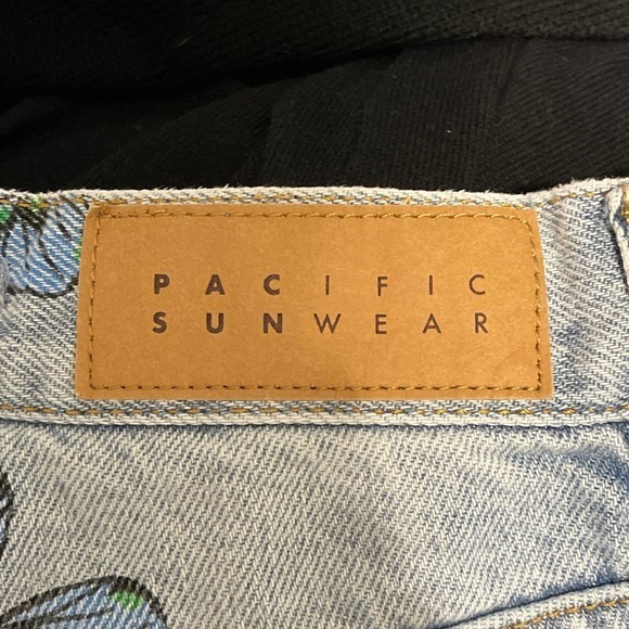 PacSun Dad Jeans with Butterfly‎ Pattern All Over Size 23 Pre-owned - Picture 5 of 9